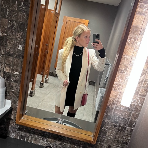 Meet your Posher, Lauren - Picture 2 of 7